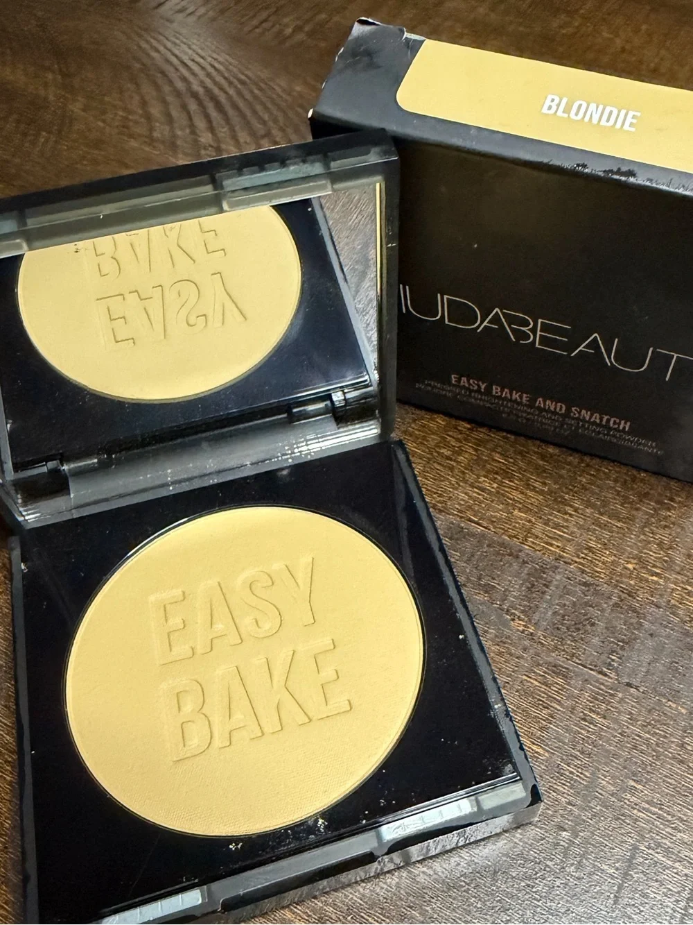 Huda Beauty-Blondie-Bake and Snatch Loose Baking & Setting Powder
